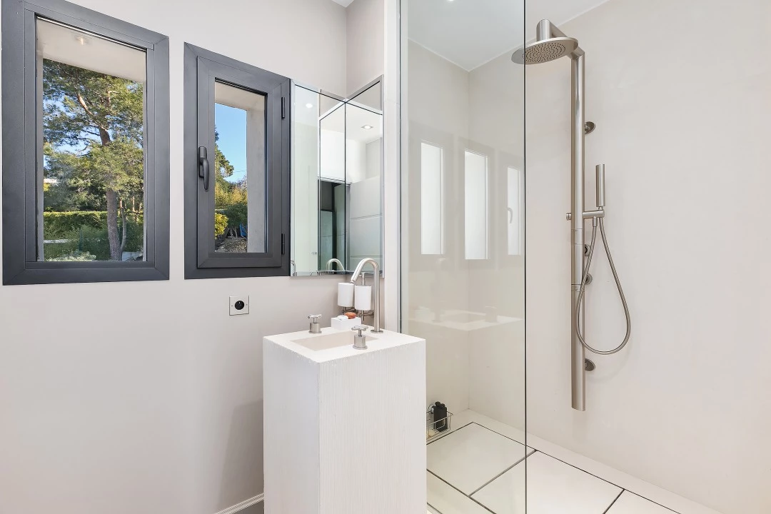 1680593617-Luxury Real estate rent Cannes villa Mosaique shower.webp